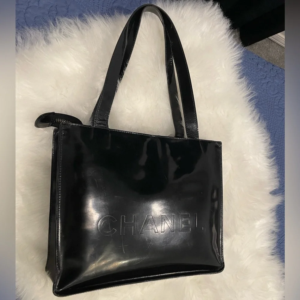 CHANEL Black Patent Leather CC Tote Bag - Picture 3 of 16